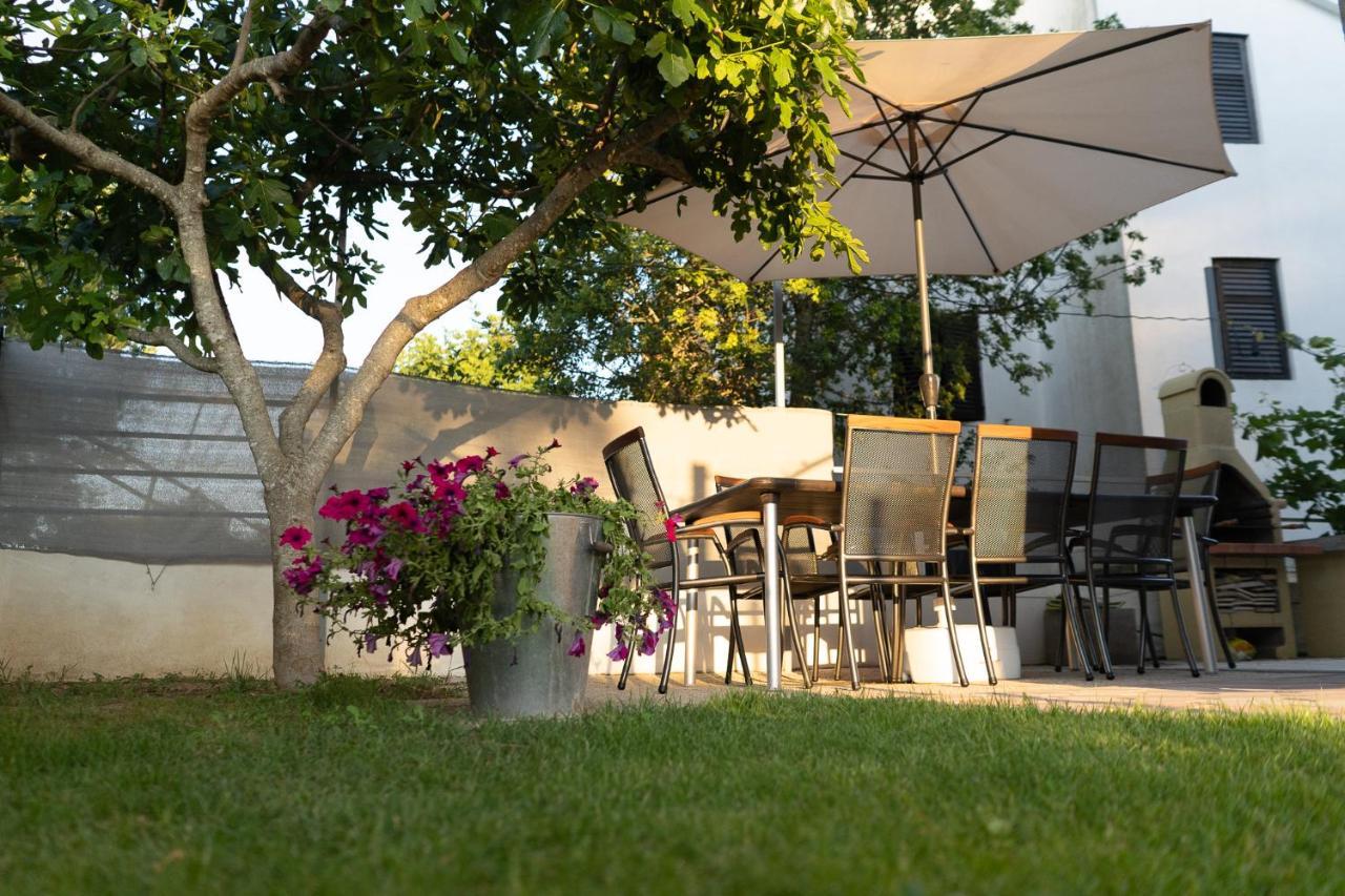Apartment Mladen Biograd Na Moru Exterior photo